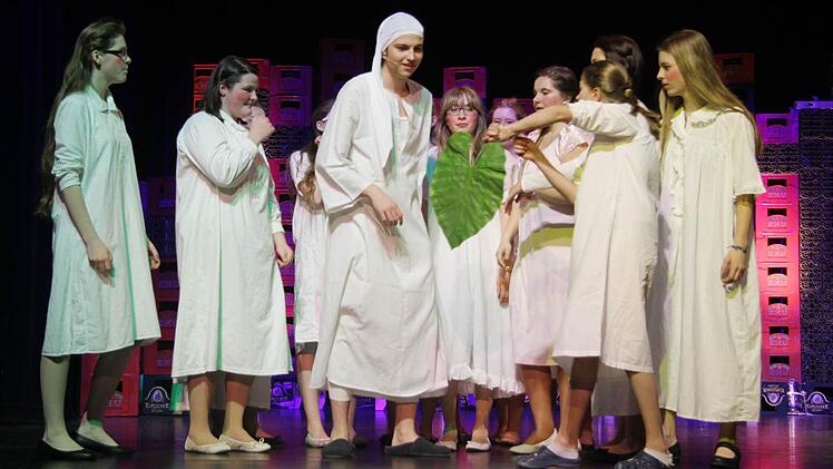 Auch im Nachthemd treten die Töchter auf die Bühne. Aber auch im Nachthemd treten die Töchter auf die Bühne.