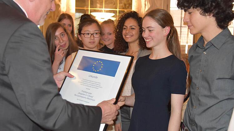 Coburgs Oberbürgermeister Norbert Tessmer überreichte die Urkunde an Nina Steiner von Gymnasium Albertinum. Foto: Gabi Arnold