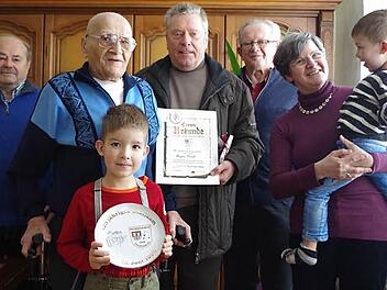 Seit 75 Jahren gehört Ernst Bayer dem Gesangverein Teuschnitz an. Unser Bild zeigt (von links) Josef Leitz, Ernst Bayer mit Enkel Artjom, Vorsitzenden Hans Neubauer, die Vorstandsmitglieder Dieter Kaschub und Dagmar Knauer sowie Enkel Matvej. Foto: Peter Fiedler