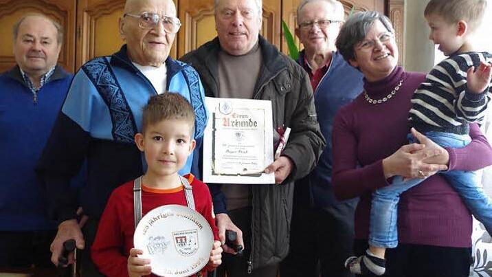 Seit 75 Jahren gehört Ernst Bayer dem Gesangverein Teuschnitz an. Unser Bild zeigt (von links) Josef Leitz, Ernst Bayer mit Enkel Artjom, Vorsitzenden Hans Neubauer, die Vorstandsmitglieder Dieter Kaschub und Dagmar Knauer sowie Enkel Matvej. Foto: Peter Fiedler