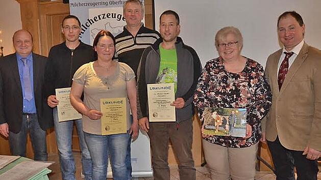 Sie wurden f&uuml;r die Leistungen ihrer Milchk&uuml;he ausgezeichnet (v.&nbsp;l.): Zuchtleiter Markus Schricker, Jochen Hofmann, Kathrin Bergner, Wolfgang Grebner, Michael Heyder, Ute Schwarz, Matthias Renner. Foto: eh