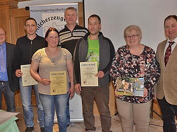 Sie wurden für die Leistungen ihrer Milchkühe ausgezeichnet (v. l.): Zuchtleiter Markus Schricker, Jochen Hofmann, Kathrin Bergner, Wolfgang Grebner, Michael Heyder, Ute Schwarz, Matthias Renner. Foto: eh