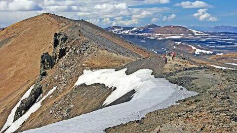 Auch ein Abstecher ins karge, vulkanisch geprägte isländische Hochland ist ein ganz besonderes Erlebnis, auf eigene Faust aber nur mit einem hochlandgeeigneten Allradfahrzeug möglich.