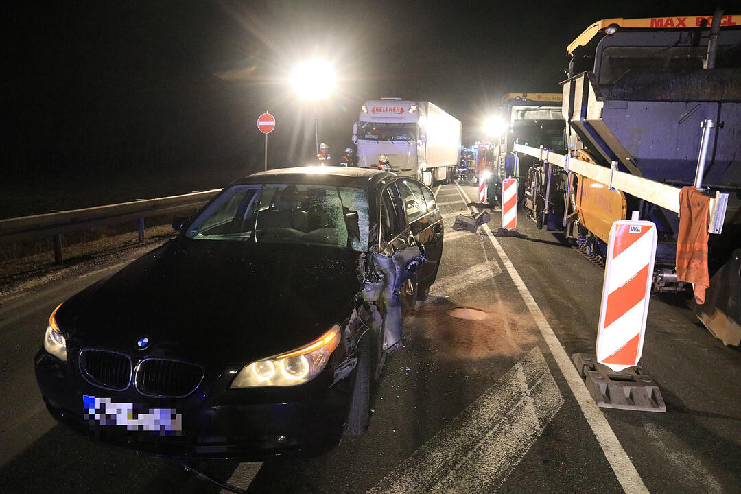 Auto prallt auf B505 gegen Teermaschine