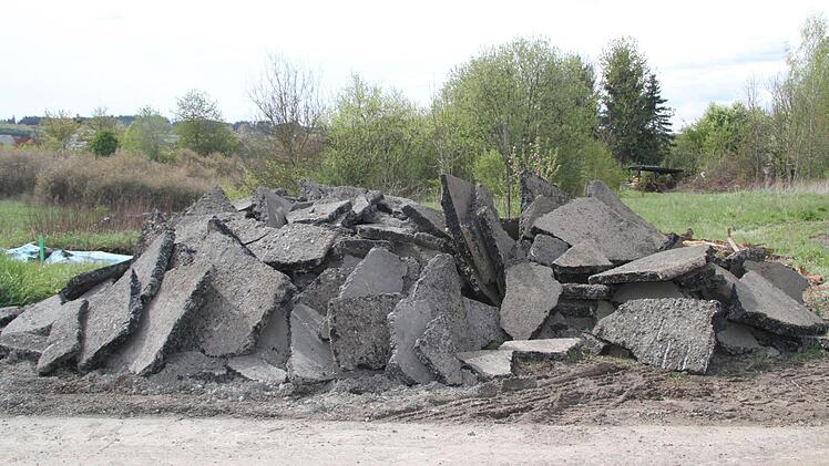 In einem ersten Schritt wird der Asphalt der Stichstraße entfernt. Foto: Sonny Adam