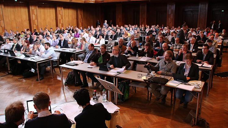 Rund 220 Vertreter von Behörden, Kommunen, Verbänden und Bürgerinitiativen haben sich gestern im Regentenbau bei der zweiten von drei Antragskonferenzen zu Südlink in der Region informiert. Foto: Ralf Ruppert
