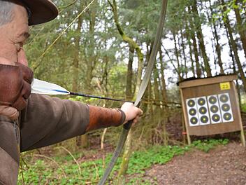 Mit ruhiger Hand: Klaus Wirth von den Premicher Bogenschützen visiert konzentriert das Ziel an. Foto: Archiv/Jürgen Schmitt