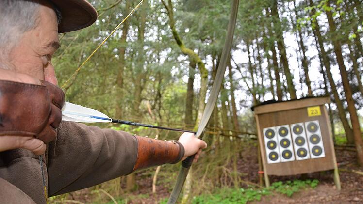 Mit ruhiger Hand: Klaus Wirth von den Premicher Bogenschützen visiert konzentriert das Ziel an. Foto: Archiv/Jürgen Schmitt