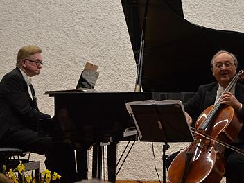Der Pianist Hans-Dieter Bauer und der Cellist Karlheinz Busch zogen ihr Publikum im renovierten Rathaussaal in Bann.Foto: Rainer Lutz