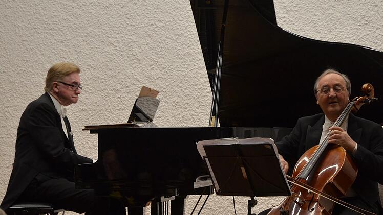 Der Pianist Hans-Dieter Bauer und der Cellist Karlheinz Busch zogen ihr Publikum im renovierten Rathaussaal in Bann.Foto: Rainer Lutz