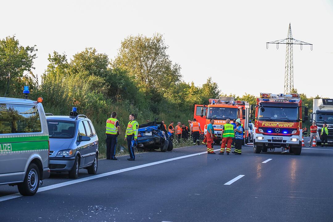 Schwerer Unfall auf A73: Cabrio überschlagen - zwei Menschen schwer verletzt