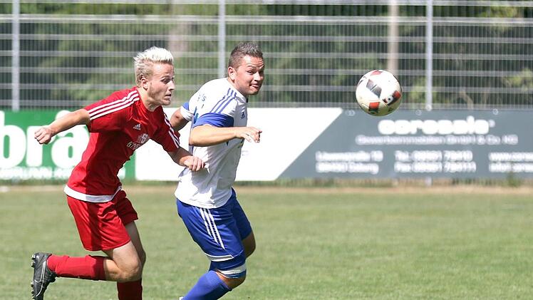 Der SV Ketschendorf um Spielertrainer Patrick Schuberth (rechts) gewann das Spitzenspiel gegen Einberg mit 3:1.