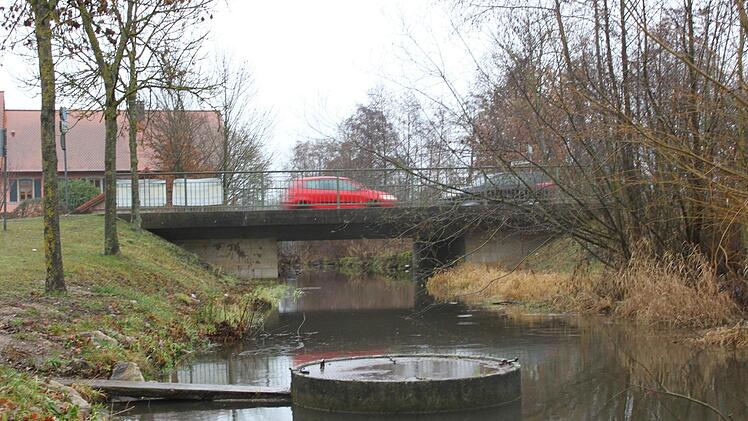 Wie hier in Debring scheint die Aurach viel Raum für Fische zu haben, doch nur 30 Meter hinter der Brücke befindet sich ein Wehr, das verhindert, dass fische flussaufwärts wandern können.Foto: Hans Kurz