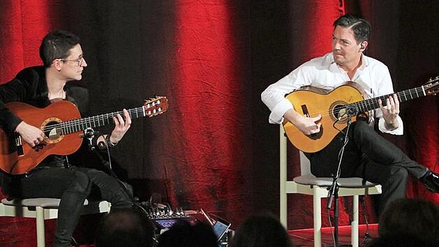"Caf&eacute; del mundo" - das sind die Ausnahmegitarristen Alexander Kilian (links) und Jan Pascal. Die Musiker zeigten ihre besondere Hingabe f&uuml;r die Flamenco-Gitarre und boten in Eltmann ein atemberaubendes Konzert mit den unterschiedlichsten Arrangements.  Foto: G&uuml;nther Geiling