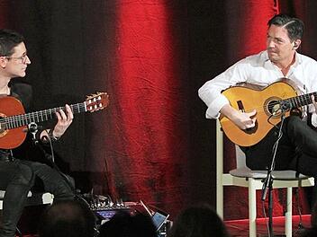 "Café del mundo" - das sind die Ausnahmegitarristen Alexander Kilian (links) und Jan Pascal. Die Musiker zeigten ihre besondere Hingabe für die Flamenco-Gitarre und boten in Eltmann ein atemberaubendes Konzert mit den unterschiedlichsten Arrangements.  Foto: Günther Geiling
