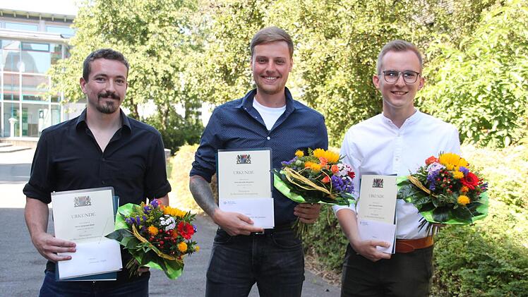 Die Schulbesten an der staatlichen  Fachschule für Bautechnik wurden mit Meisterpreisen der Bayerischen  Staatsregierung geehrt. Das Foto zeigt (von links) Johannes Steeb aus  Döhlau (1,40), Benedikt Bergmann aus Schwarzenbach an der Saale (1,28) und  Johannes Grzonka (1,08) aus Mistelgau-Obernsees. Foto: Stephan Stöckel