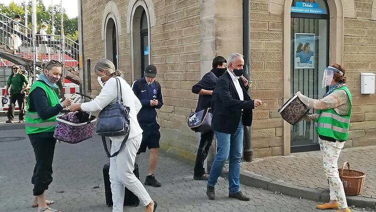 Ein frisches Croissant als Dankesch&ouml;n f&uuml;r ihren Beitrag zum Umweltschutz erhielten die Bahnfahrer in Ha&szlig;furt zum Startschuss der Mobilit&auml;tswoche. Auf dem Bild: Beate Rink aus dem Vorstand von "Wir gestalten Heimat" mit Unterst&uuml;tzung von Kim Davey.  Foto: Gerald Schneider