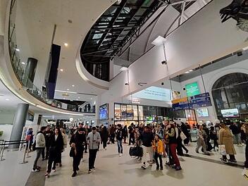 Nürnberg: Aufzug zu voll - Rentner (78) schlägt Frau (59) ins Gesicht Nürnberg Hauptbahnhof Haupthalle