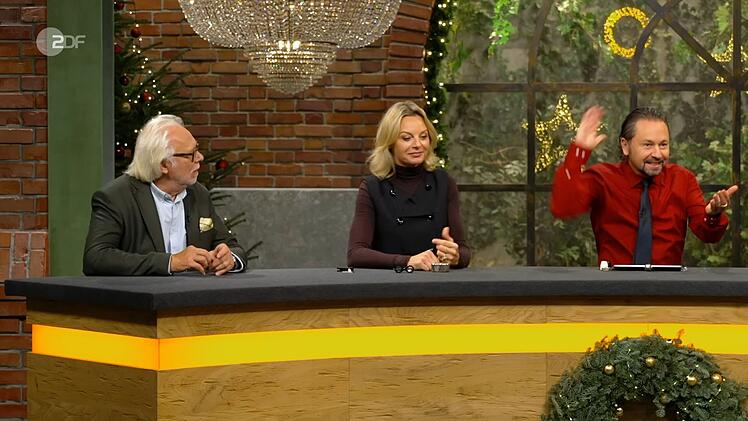 Susanne Steiger wollte den Ring unbedingt haben, also erhöhte sie die vorher genannten 850 Euro auf "neunhundert-tausend". Wolfgang Pauritsch (rechts) lachte: "Neunhunderttausend? Das ist das höchste Gebot, das ich je gehört habe bei 'Bares für Rares'!"