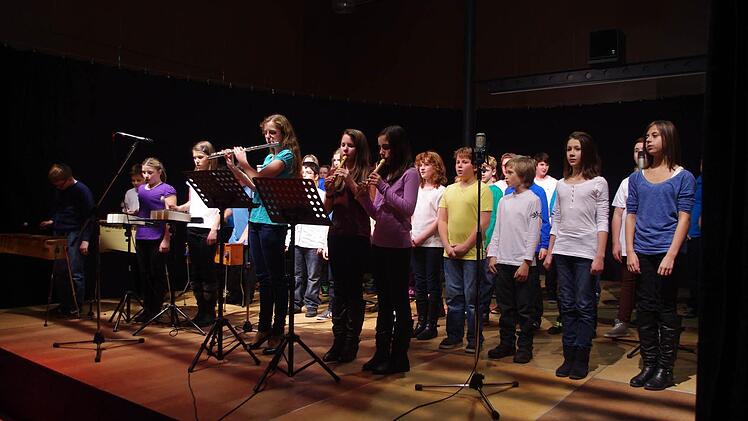 Die Klassen 6 b und 6 c sangen und musizierten gleich zu mehreren Stücken.