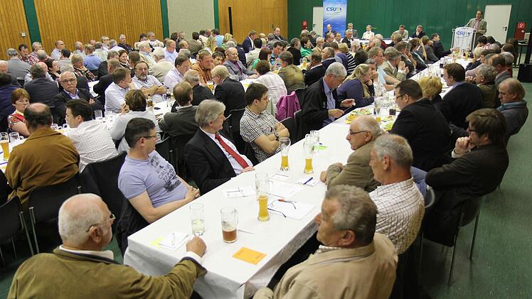 Prall gefüllt war der Saal im Sportheim Kersbach.