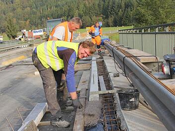 Die Granitbordsteine werden neu gesetzt und später mittels Gewindestahl im noch zu gießenden Beton des Brückenbauwerks verankert. Foto: Friedwald Schedel
