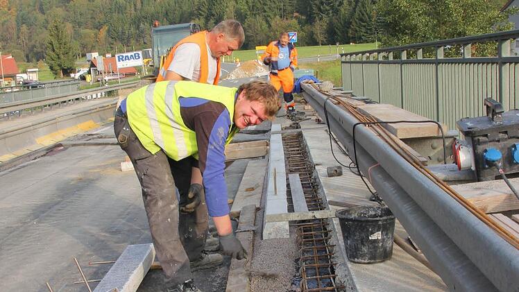 Die Granitbordsteine werden neu gesetzt und später mittels Gewindestahl im noch zu gießenden Beton des Brückenbauwerks verankert. Foto: Friedwald Schedel