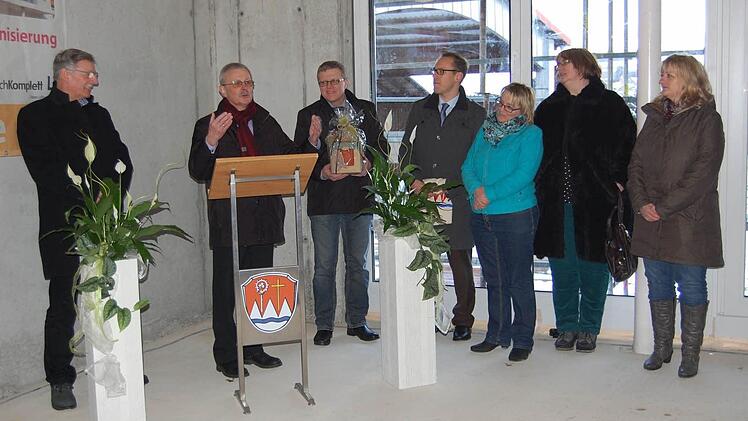 Albrecht Eyrich-Halbig (v.l.), Bürgermeister Gotthard Schlereth, 2. Bürgermeister Jürgen Kolb, 3. Bürgermeister Mario Götz, Ortsbeauftragte Margot Schottdorf, Seniorenbeauftragte der Gemeinde Roswitha Sellmann und die spätere Leiterin des Heimes, Claudia Weigand.  Fotos: Günther Straub