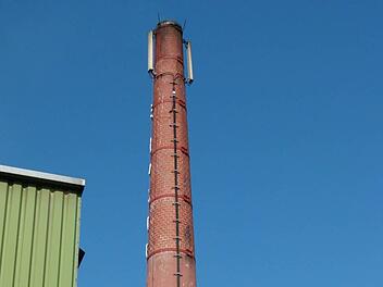 Zur Kenntnis nahm der Gemeinderat, dass die Telekom beabsichtigt, den bestehenden Mobilfunkstandort am Schlot der Firma Erich Jakob in Zeickhorn um "LTE" zu erweitern. Foto: Lothar Weidner