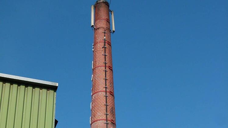 Zur Kenntnis nahm der Gemeinderat, dass die Telekom beabsichtigt, den bestehenden Mobilfunkstandort am Schlot der Firma Erich Jakob in Zeickhorn um "LTE" zu erweitern. Foto: Lothar Weidner