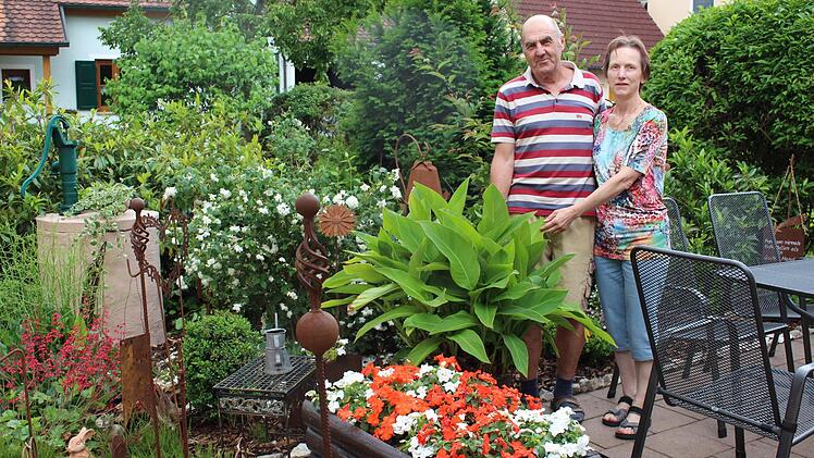 Es scheint als wäre die Natur in diesem Frühjahr expoldiert: Werner und Waltraud Bär in ihrem grünen Paradies  Foto: Evi Seeger