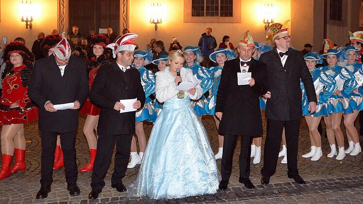 Matthias Bühner (Sitzungspräsident Fidelia Reiterswiesen) und Alexander Pusch (Präsident Reiterswiesen) traten mit ihrer Faschingsprinzesin Michelle I. und den Garden, dem Garitzer BTC Sitzungspräsidenten Christian Rüth und Axel Dürrheimer gegen die Rathausspitzen an. Foto: Peter Rauch