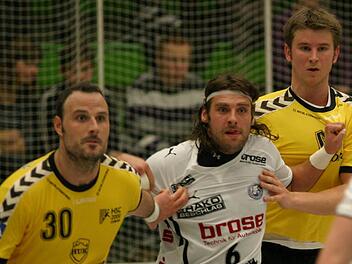 Sebastian Hinze (Mitte) hat Erfahrung mit dem HSC Coburg. Sowohl als Trainer, als auch als Spieler. In dieser Szene bekamen Jonathan Rivera (links) und Matthias Werner den Kreisläufer nicht in Griff.  Foto: CT-Archiv