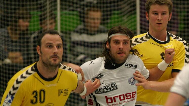 Sebastian Hinze (Mitte) hat Erfahrung mit dem HSC Coburg. Sowohl als Trainer, als auch als Spieler. In dieser Szene bekamen Jonathan Rivera (links) und Matthias Werner den Kreisläufer nicht in Griff.  Foto: CT-Archiv