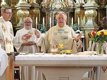 Der Jubilar (Mitte) zelebrierte den Dankgottesdienst mit Pfarrer Wolfgang Schmidt, Diakon Georg Bauer und dem Gast aus Tansania, Bischof Severin. Foto: Evi Seeger