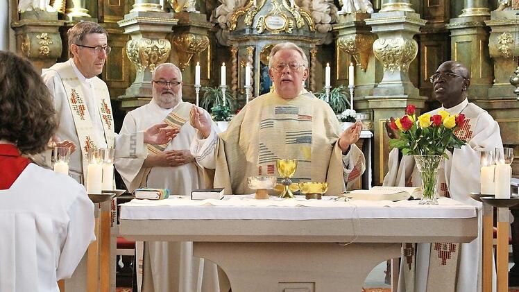 Der Jubilar (Mitte) zelebrierte den Dankgottesdienst mit Pfarrer Wolfgang Schmidt, Diakon Georg Bauer und dem Gast aus Tansania, Bischof Severin. Foto: Evi Seeger