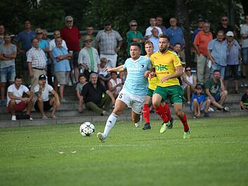 Daniel Uttinger (l.) von der SpVgg Jahn Forchheim spielt den Ball, bedrängt von Simon Schmoll, zurück zum Torhüter. Die DJK Don Bosco Bamberg biss sich lange Zeit die Zähne aus und fand kaum ein Durchkommen. In der 87. Minute netzte Christopher Kettler aber noch zum Sieg ein.Sebastian Baumann/anpfiff.info
