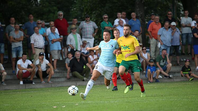 Daniel Uttinger (l.) von der SpVgg Jahn Forchheim spielt den Ball, bedrängt von Simon Schmoll, zurück zum Torhüter. Die DJK Don Bosco Bamberg biss sich lange Zeit die Zähne aus und fand kaum ein Durchkommen. In der 87. Minute netzte Christopher Kettler aber noch zum Sieg ein.Sebastian Baumann/anpfiff.info