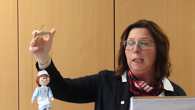 Bettina Pöschl zeigte anschaulich, wie die Fäden bei diesem wichtigen Projekt gezogen wurden. Fotos: Johanna Blum