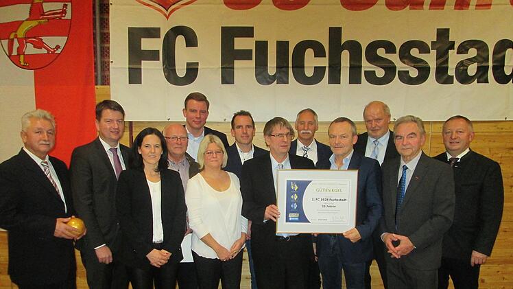 Den erfolgreichen Verein, dem die "Goldene Raute mit Ähre" des BFV verliehen wurde, feierten (von links) Peter Hart, Schirmherr Sandro Kirchner, Kristina Luxem, Rolf Knüttel, Martin Wende, Sabrina Hofstetter, René Gerner, Klaus Eisenmann, Reinhard Kippes, Roland Volpert, Rainer Lochmüller, Georg Stöth und Thomas Bold.Winfried Ehling