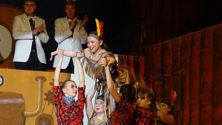 Die Juniorengarde des NCC tanzte als Cowgirls und Indianerinnen verkleidet zu Klassikern wie Purs "Indianer" oder Billy Ray Cyrus' "Achy Breaky Heart".Pierre Strecker