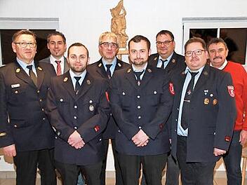 Die neuen Kommandanten Stefan Bauer (3. v. l.), Michael Bauer (5. v. l.), ihre Vorgänger Christian Knauer (3. v. r.), Jürgen Hertel (2. v. r.), KBI Johannes Schmitt (l.), Bürgermeister Torsten Gunselmann (2. v. l.), der neue Vorsitzende Erich Neudecker (4. v. l.) und 2. Bürgermeister Sebastian Schwarzmann Foto: Mathias Erlwein