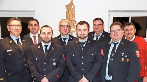 Die neuen Kommandanten Stefan Bauer (3. v. l.), Michael Bauer (5. v. l.), ihre Vorgänger Christian Knauer (3. v. r.), Jürgen Hertel (2. v. r.), KBI Johannes Schmitt (l.), Bürgermeister Torsten Gunselmann (2. v. l.), der neue Vorsitzende Erich Neudecker (4. v. l.) und 2. Bürgermeister Sebastian Schwarzmann Foto: Mathias Erlwein