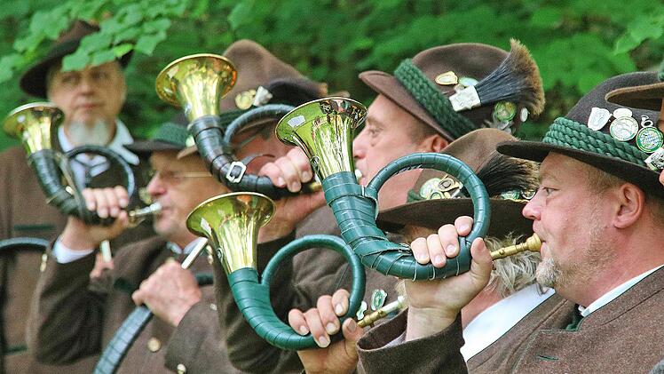Parforcehorn- und Jagdhornbläser des Jägervereins Bad Kissingen gestalteten  die Hubertusmesse bei der Talkirche musikalisch. Foto: Dieter Britz