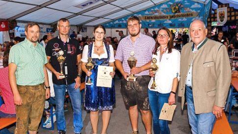 Die Sieger des Jedermannschießens (v.l.): Zweiter Schützenmeister Frank Ziener, Mannschaftssieger Mario Bergmann, Einzelsiegerin Janina Schmidt, Mannschaftssieger Benjamin Franke, Siegerin Zufallsscheibe Simone Krischke, Erster Schützenmeister Johannes Haase.