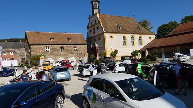 Im Schlosshof präsentierten sich zahlreiche Aussteller ihre Fahrzeuge mit alternativen Antriebssystemen. Christian Licha