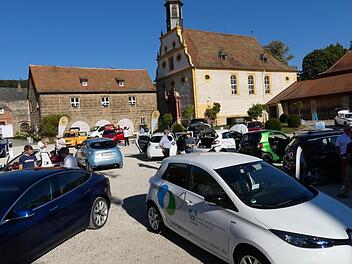 Im Schlosshof pr&auml;sentierten sich zahlreiche Aussteller ihre Fahrzeuge mit alternativen Antriebssystemen. Christian Licha