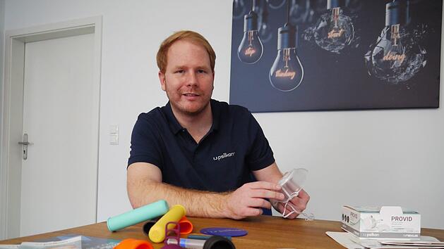 Das Mottener Start-Up Psilkon entwickelt und fertigt Silikonformteile. Im Bild: Geschäftsführer Philipp Metz mit einer Auswahl der Produkte der Firma, zu denen auch eine Schutzmaske gegen Corona zählt. Foto: Rebecca Vogt, Bearbeitung: Psilkon
