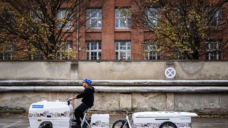Der Auftraggeber Indarjit Gosh aus London testet die mobile Arztpraxis, das E-Bike, das soviel Technik an Bord hat, dass es wie eine Arztpraxis funktioniert. Damit will der Arzt in seiner Heimat London Obdachlose versorgen