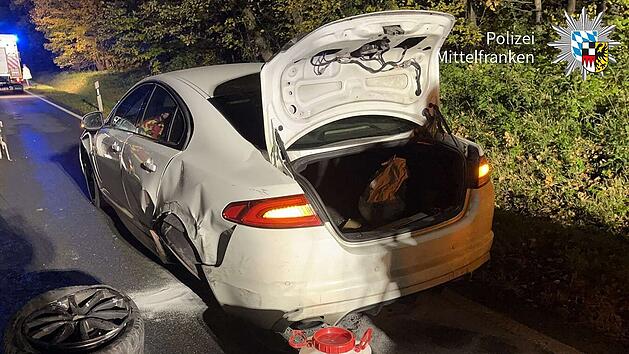 B2 im Kreis Erlangen-Höchstadt: Auto kollidiert mit Pannenfahrzeug - kuriose Ursache